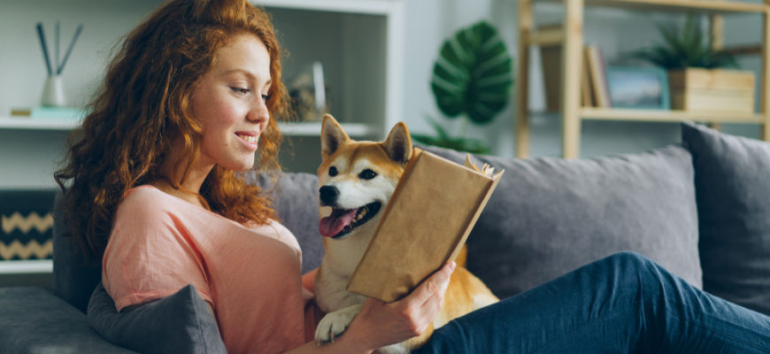 Pretty,Student,Young,Woman,Is,Reading,Book,In,Cozy,Apartment